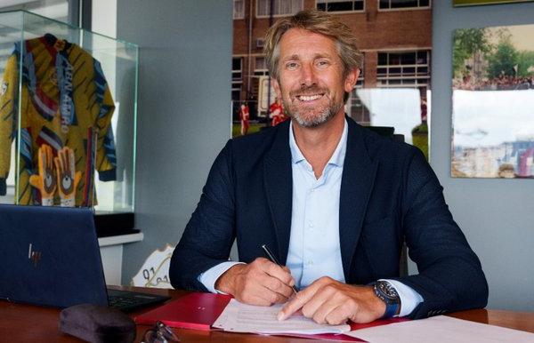 Image Edwin van der Sar ปฏิเสธสโมสรพรีเมียร์ลีกเพื่อขยายสัญญาอาแจ็กซ์ต่อ